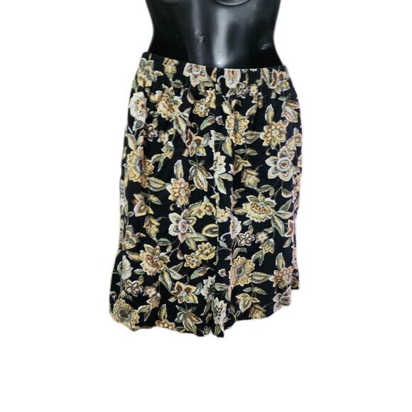Fundamental Things Petite Shorts Black With Floral. 24/26 Inch Stretchy Waist - Picture 11 of 11